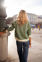 EMILIA™ | Den gröna V-ringade tröjan