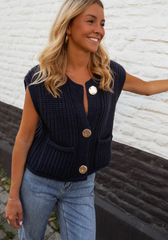 FENJA™ | Den stilrena layering-stickade västen