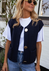 FENJA™ | Den stilrena layering-stickade västen